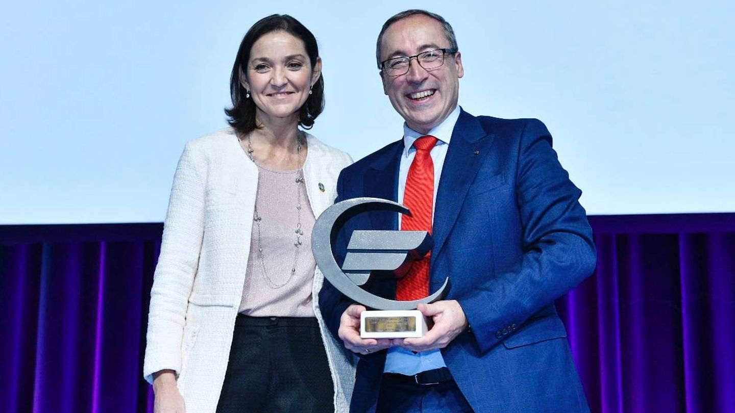 Junto a la ministra reyes Maroto recibiendo el premio como la marca más valorada por los concesionarios en 2019.