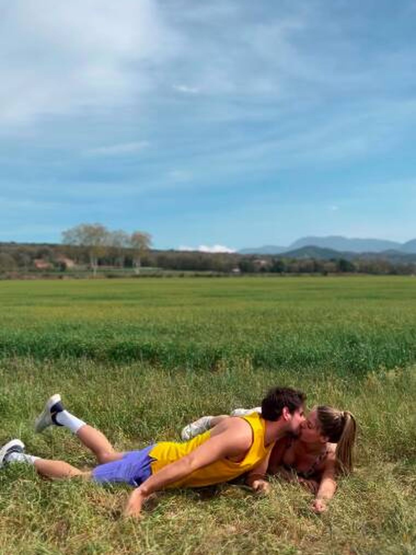 Marta Verona y Cesc Escolà besándose mientras hacían el reto del Plank Challenge. (Instagram/@cescescola)