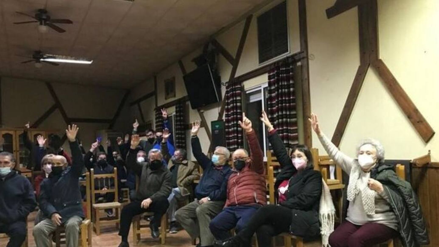 Los vecinos de Topares votan en contra de una de las propuestas del Obispado. (Cedida)