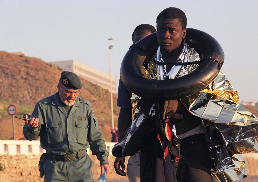 Foto: Inmigrantes subsaharianos, en una foto de archivo, a su llegada a una playa de Ceuta. (Efe)