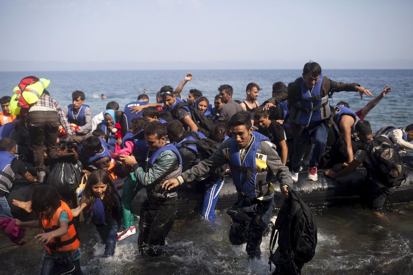 Refugiados sirios llegan a la costa de la isla de Lesbos (Reuters).