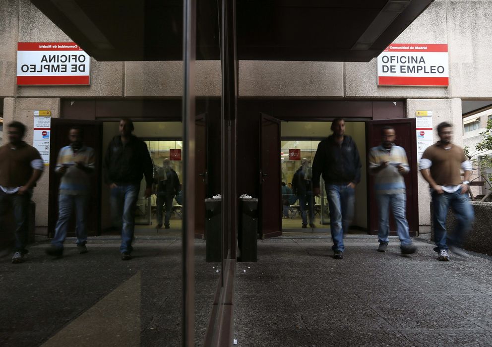 Foto: Varias personas salen de una oficina de empleo en Madrid. (EFE)