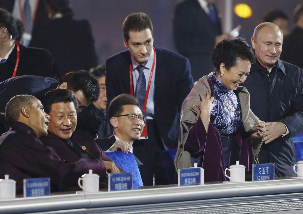 Foto: Putin, colocándole a Peng Liyuan una manta sobre los hombros (Gtres)