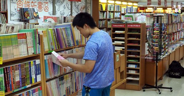 Foto: Un estudiante en una librería china. (EFE)