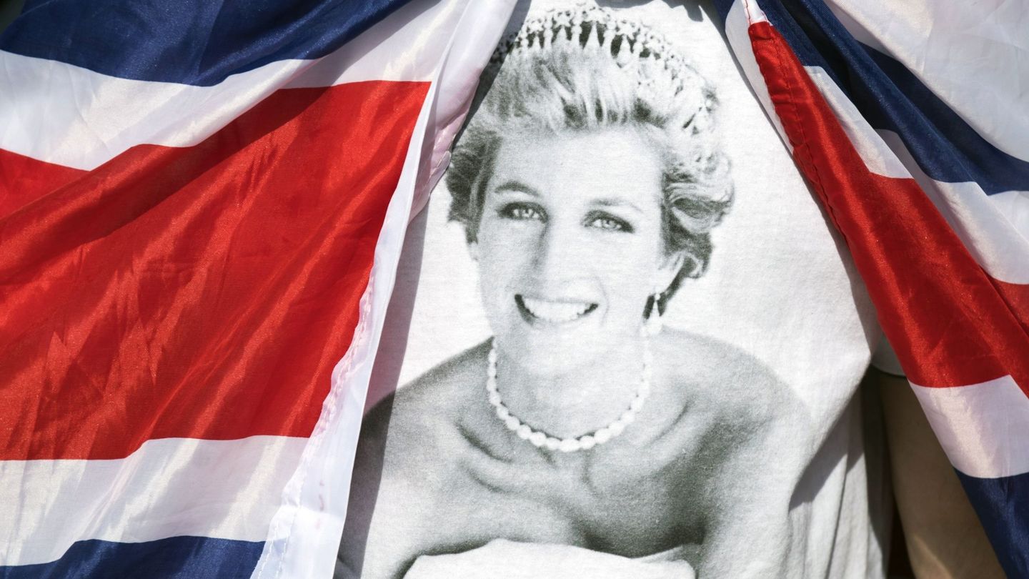 Bandera tributo a Diana de Gales. (EFE)