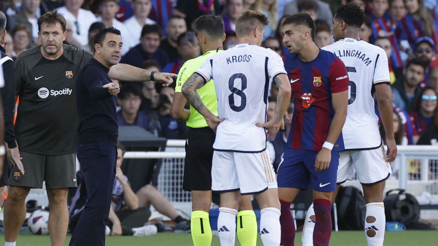 Xavi reclama una falta a Gil Manzano durante el Clásico. (Reuters/Albert Gea)