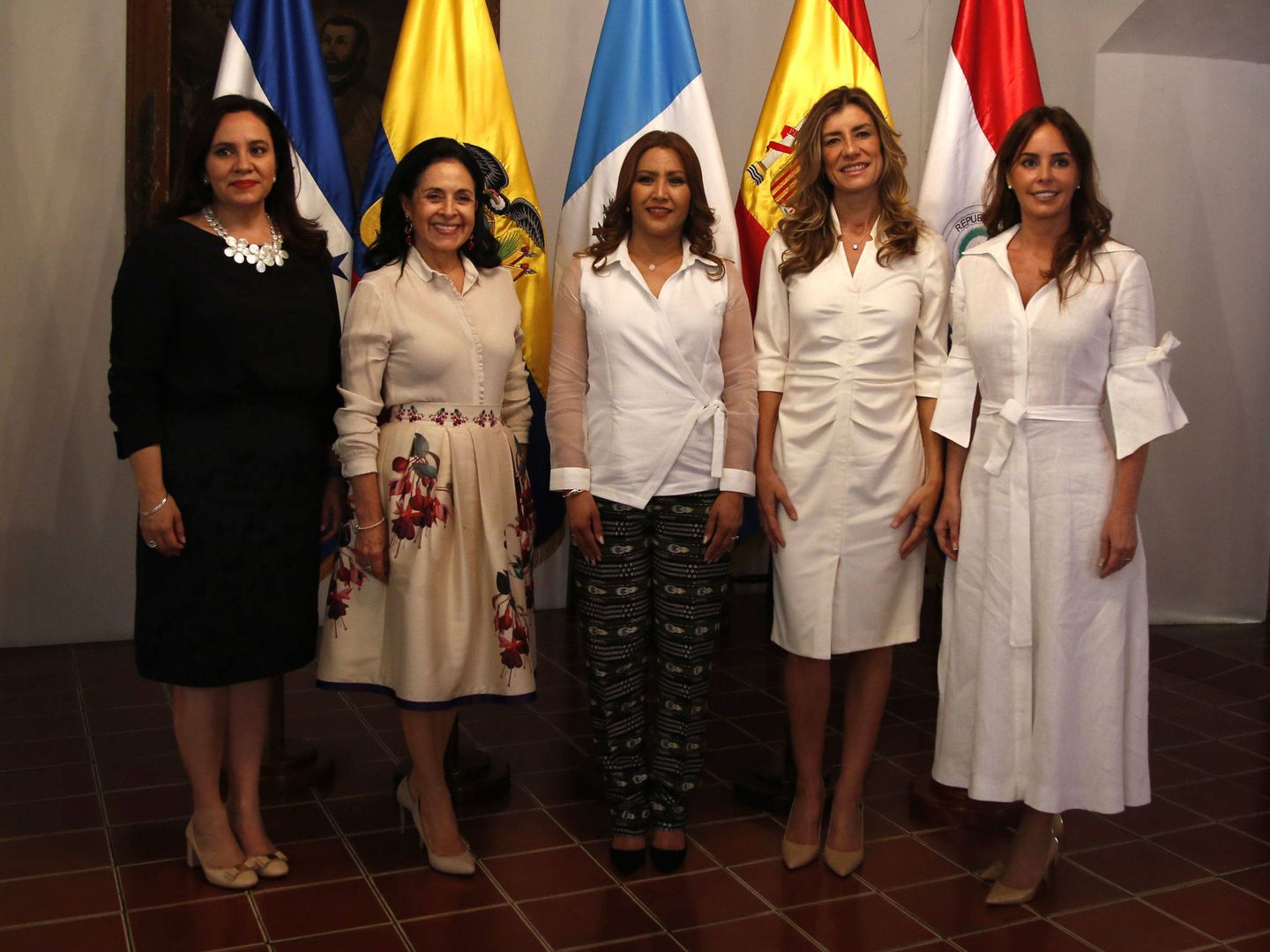 Desde la izquierda, la primera dama de Honduras, Ana García Carías; de Ecuador, Rocío González; de Guatemala, Patricia Marroquín; de España, Begoña Gómez, y de Paraguay, Silvana López. (EFE)