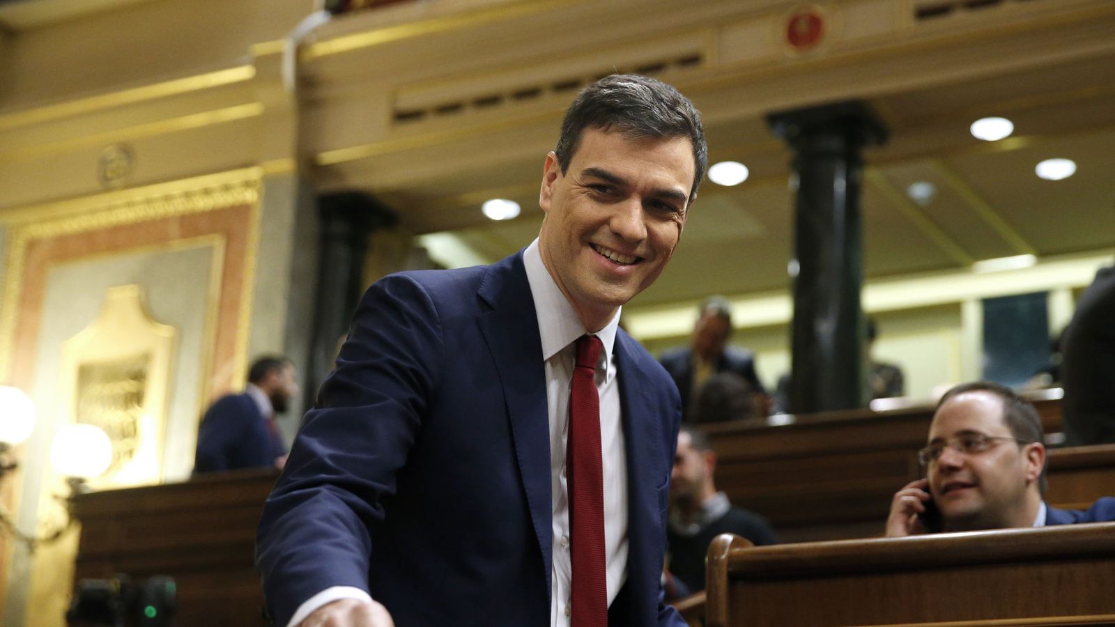 Foto: Sánchez sonriente en la segunda sesión del debate de investidura. (Efe)