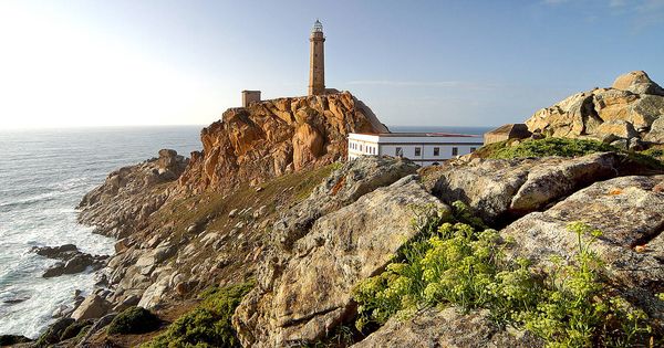 Foto: El faro del cabo Vilán, uno de los de mayor alcance de nuestra geografía. (Foto: Turismo Galicia)