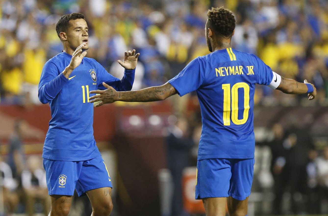 Neymar y Coutinho dispurando un partido con la Canarinha. (REUTERS)