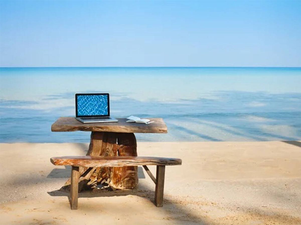 Foto: El colmo del teletrabajo: instala un croma en la playa para que crean que está en la oficina (iStock)