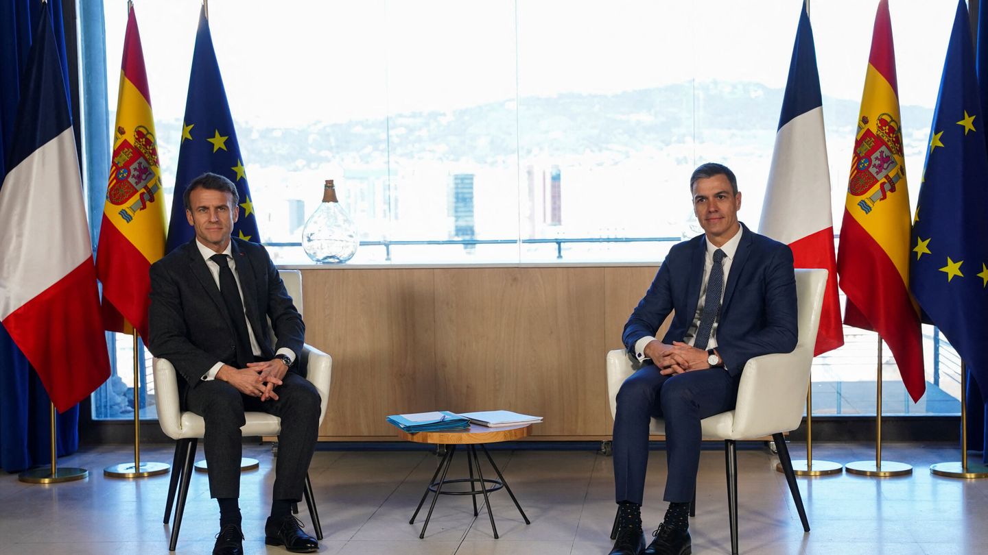 Emmanuel Macron y Pedro Sánchez. (Reuters/Bruna Casas)