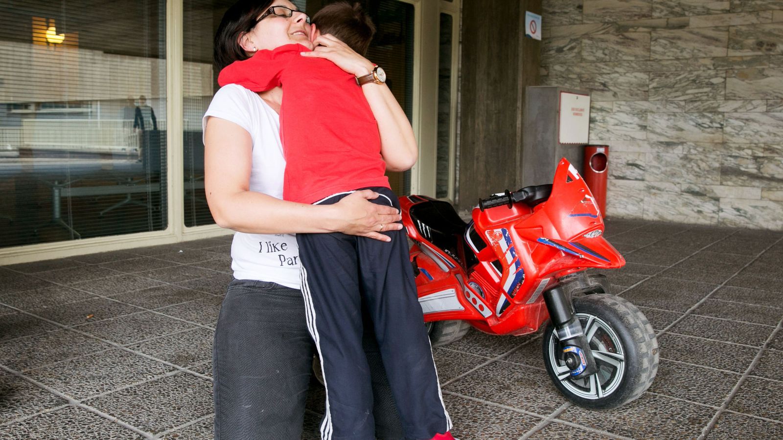 Foto: Carmen Baltasar juega con su hijo Sergio enfermo de distrofia muscular de Duchenne. (Efe) 