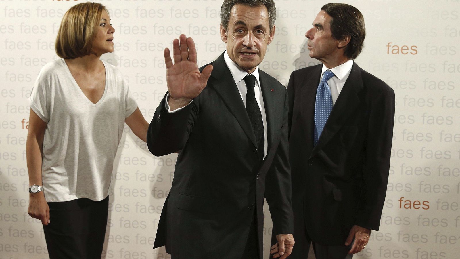 Foto:  El expresidente francés Nicolás Sarkozy (c), la secretaria general del PP, María Dolores de Cospedal (i), y el expresidente del Gobierno José María Aznar. (EFE)