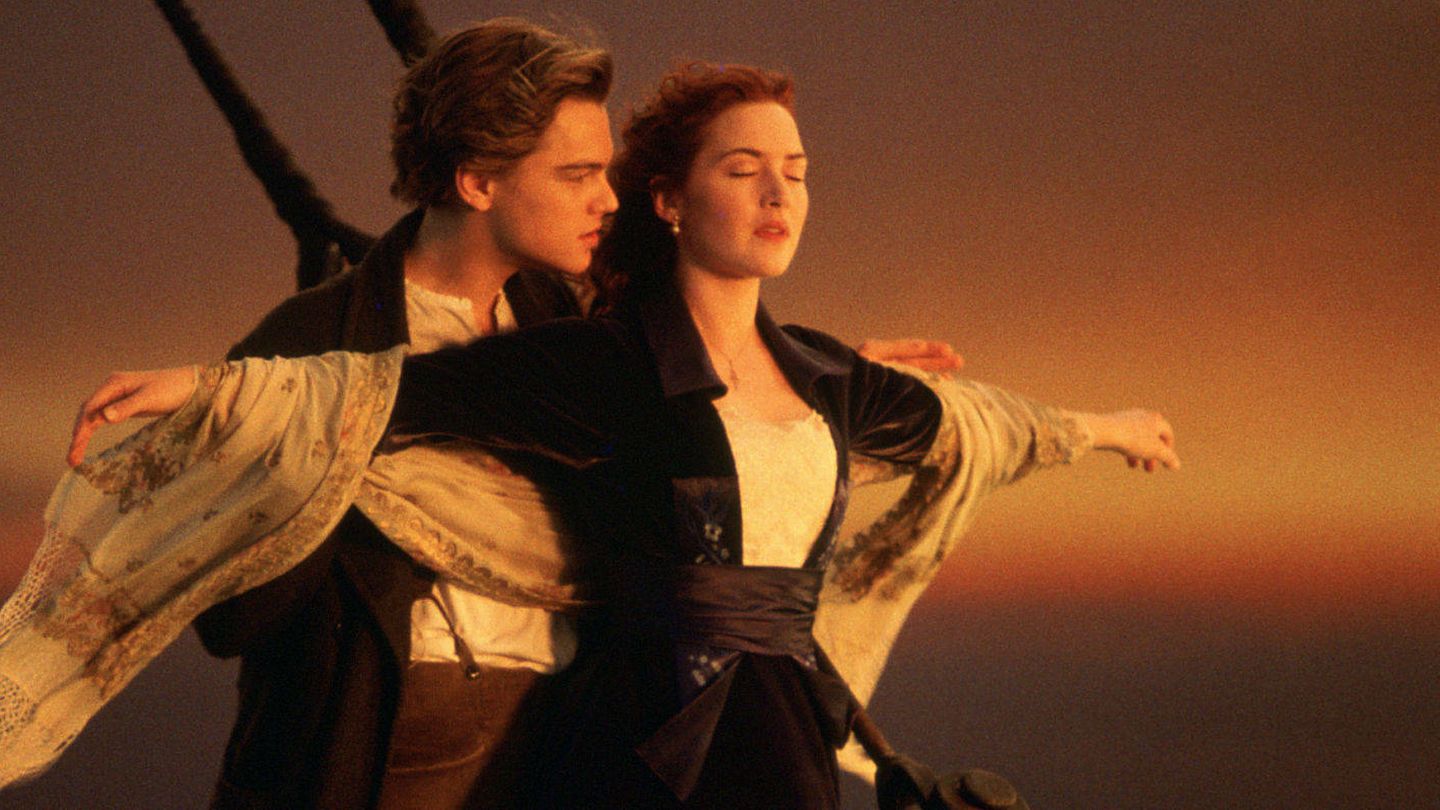 Leonardo DiCaprio y Kate Winslet en una de las escenas más icónicas de 'Titanic'. (Fox)