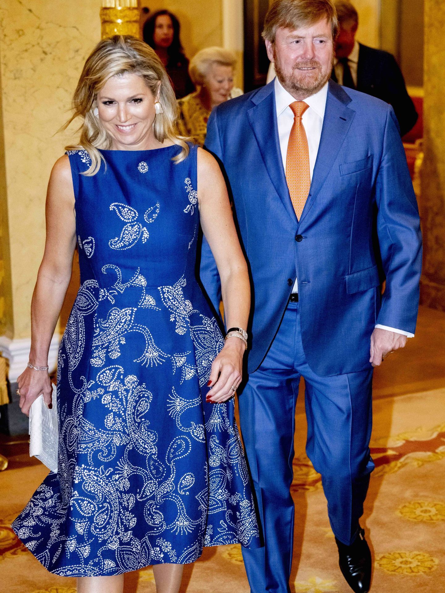 Máxima y Guillermo Alejandro, en conjunto con vestido y traje azul. (Cordon Press)