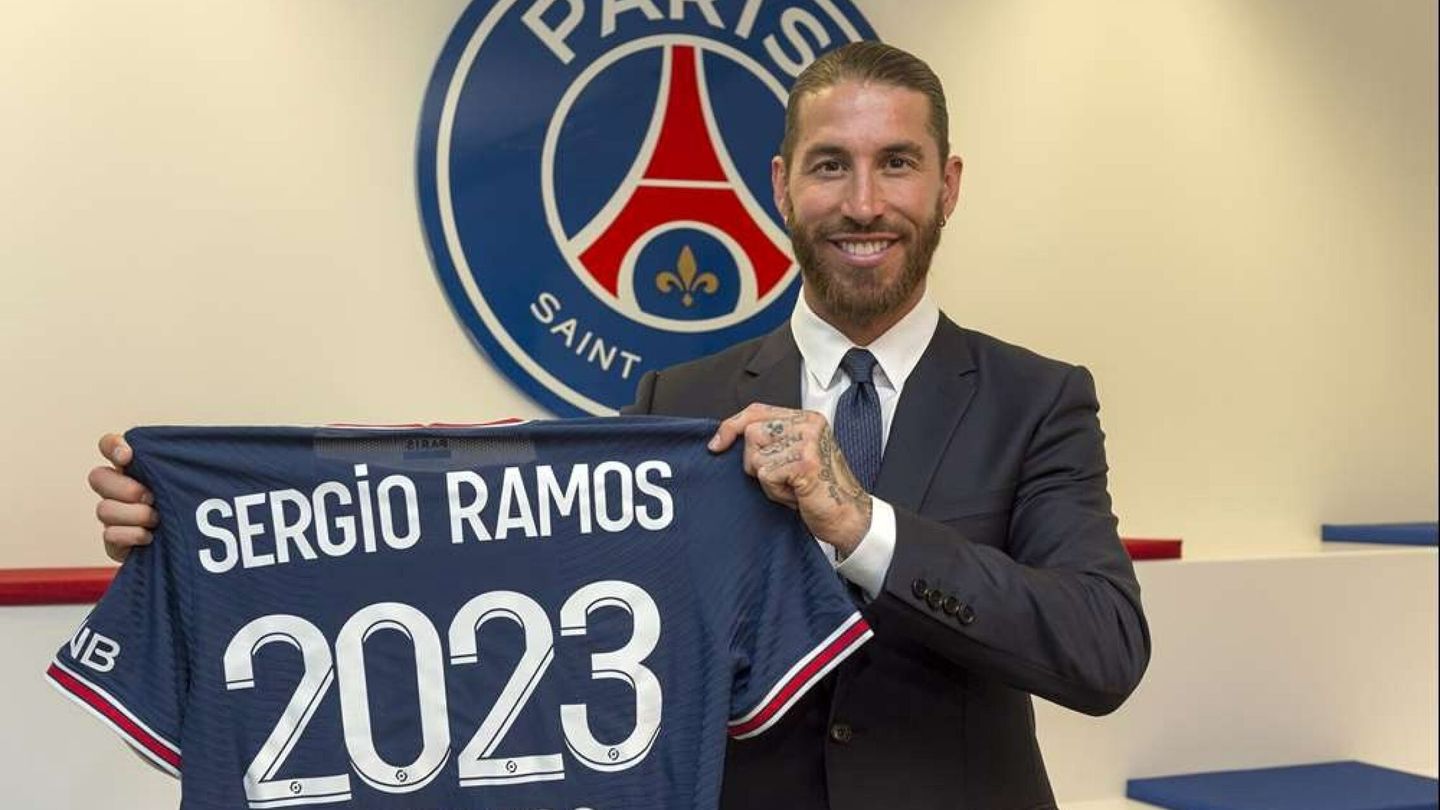 Sergio Ramos posa con la camiseta del Paris Saint-Germain en el día de su fichaje.