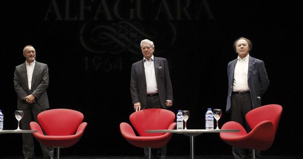 Foto: Arturo Pérez-Reverte, Vargas Llosa y Javier Marías, tres pilares de la nueva derecha cultural. (Kiko Huesca / Efe) 