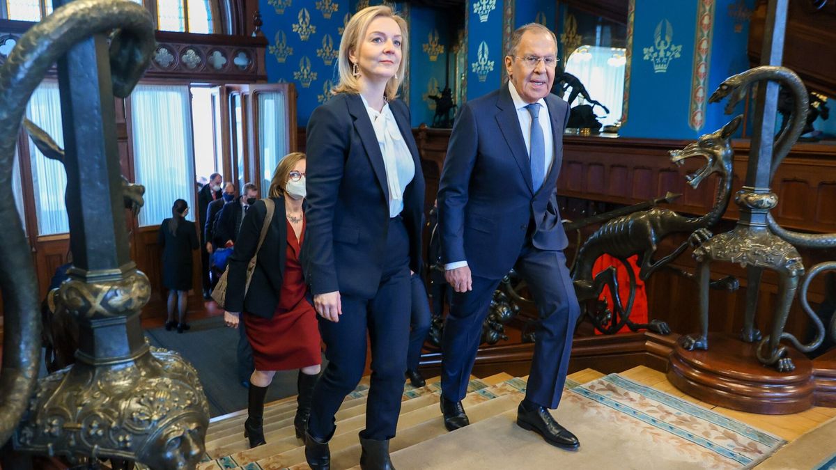 Lavrov humilla a la ministra de Exteriores de UK: así 'trolea' Rusia a la diplomacia occidental