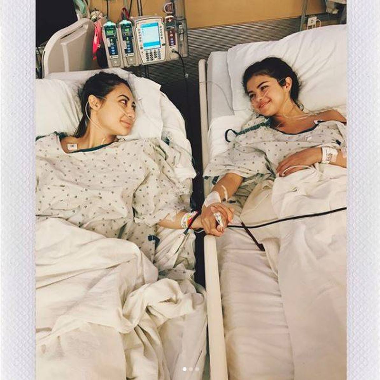 Selena Gómez el día que fue operada junto a su amiga donante. (Instagram)