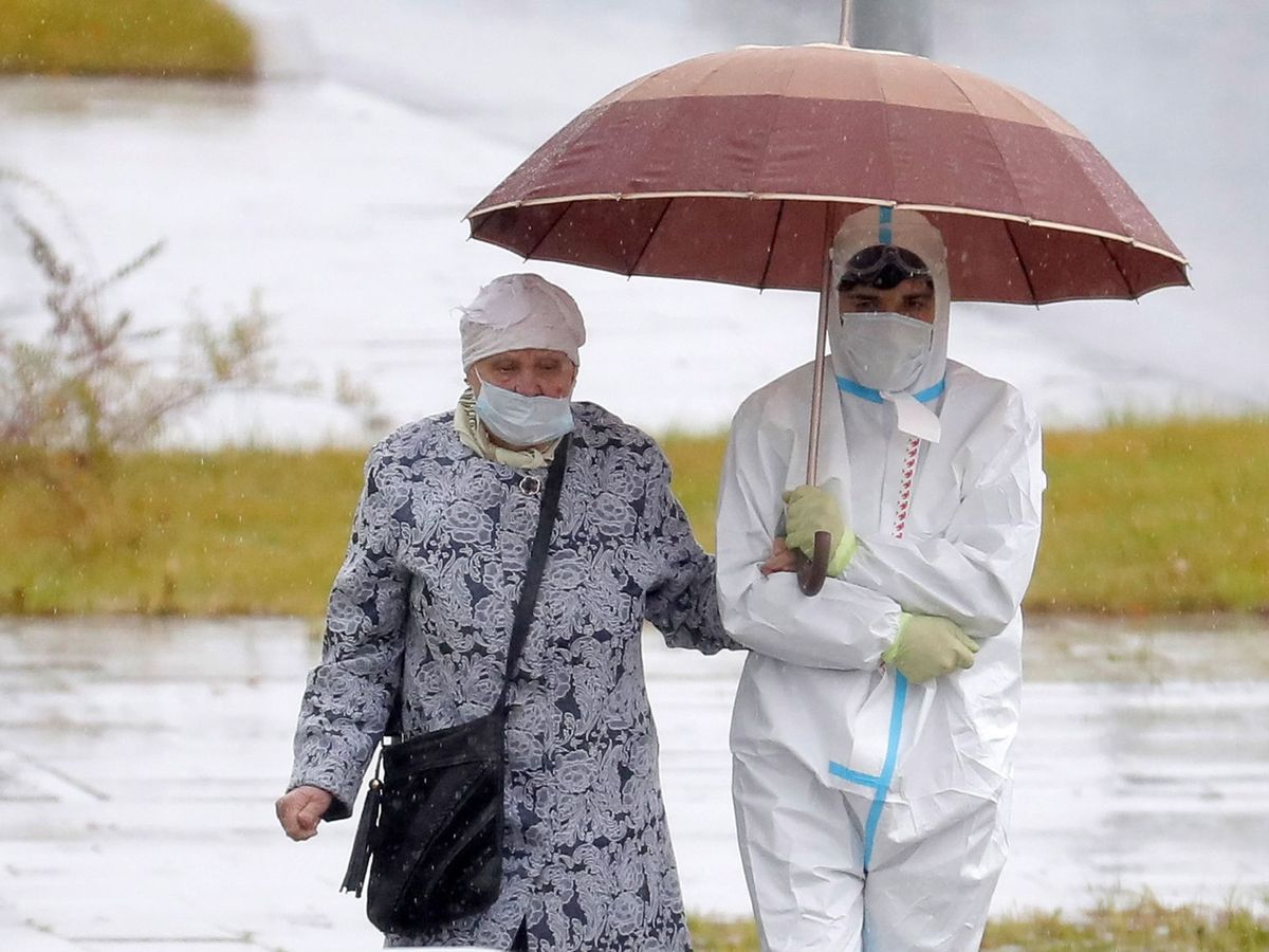 Foto: Dos personas entrando al hospital en Moscú. (EFE)