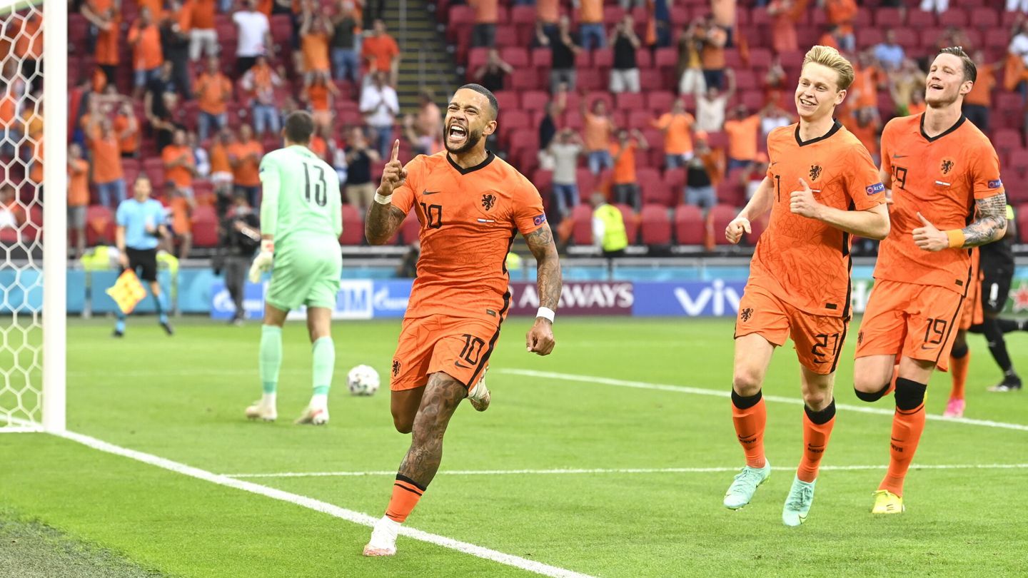 Depay anota un gol con su selección. (Reuters)
