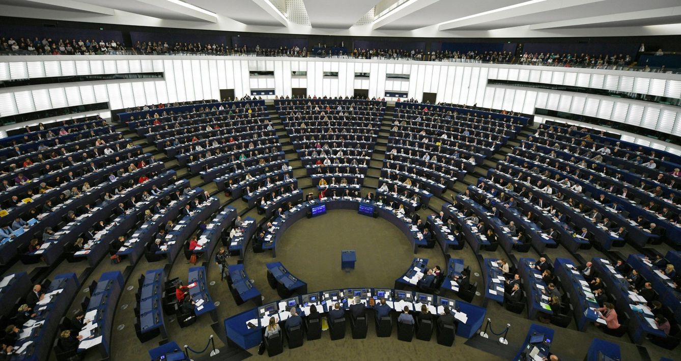 Miembros del Parlamento Europeo participan en una votación. (EFE)
