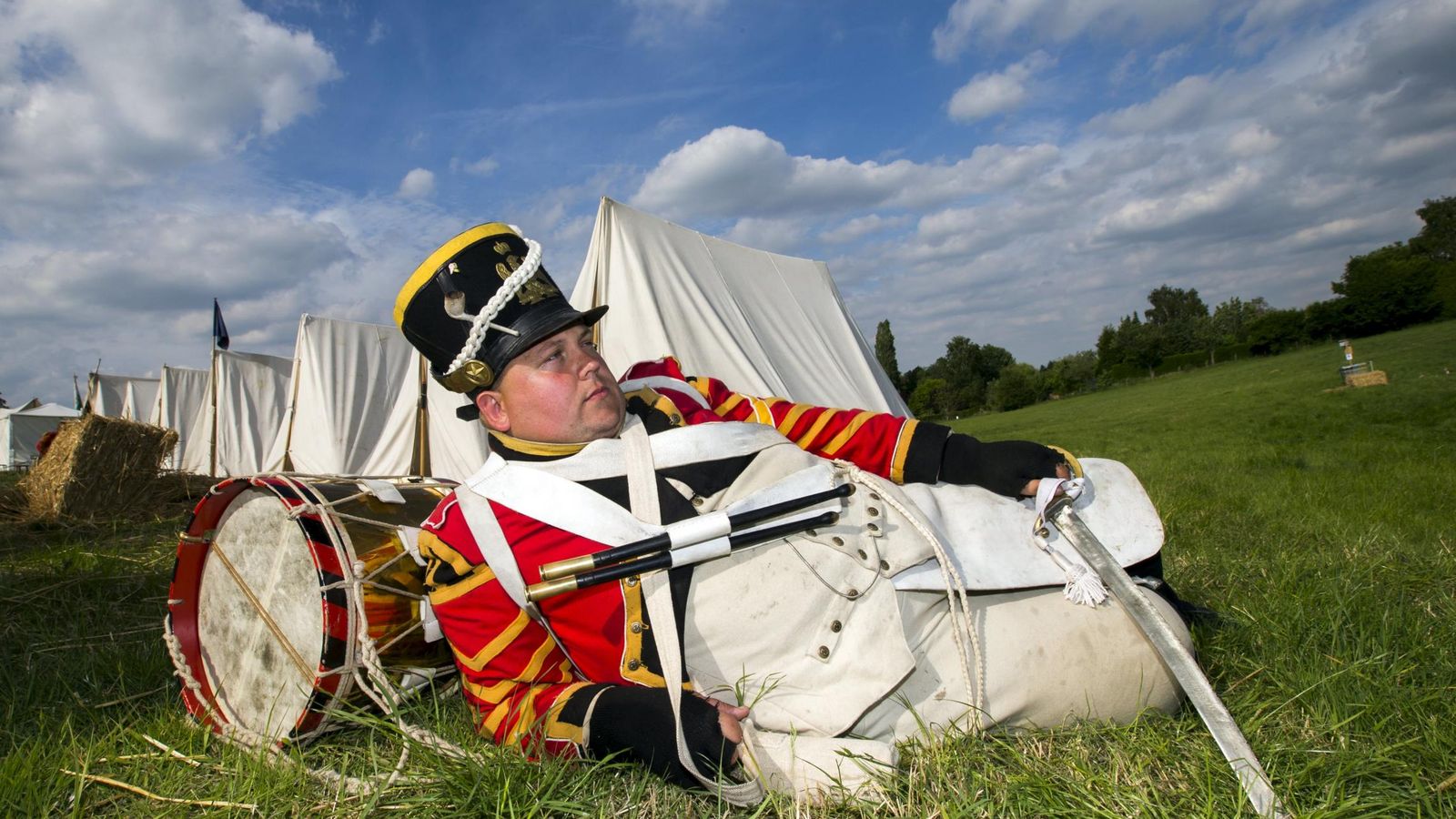 Foto: Un hombre descansa durante el espectáculo que conmemora el segundo centenario de Waterloo (Reuters)