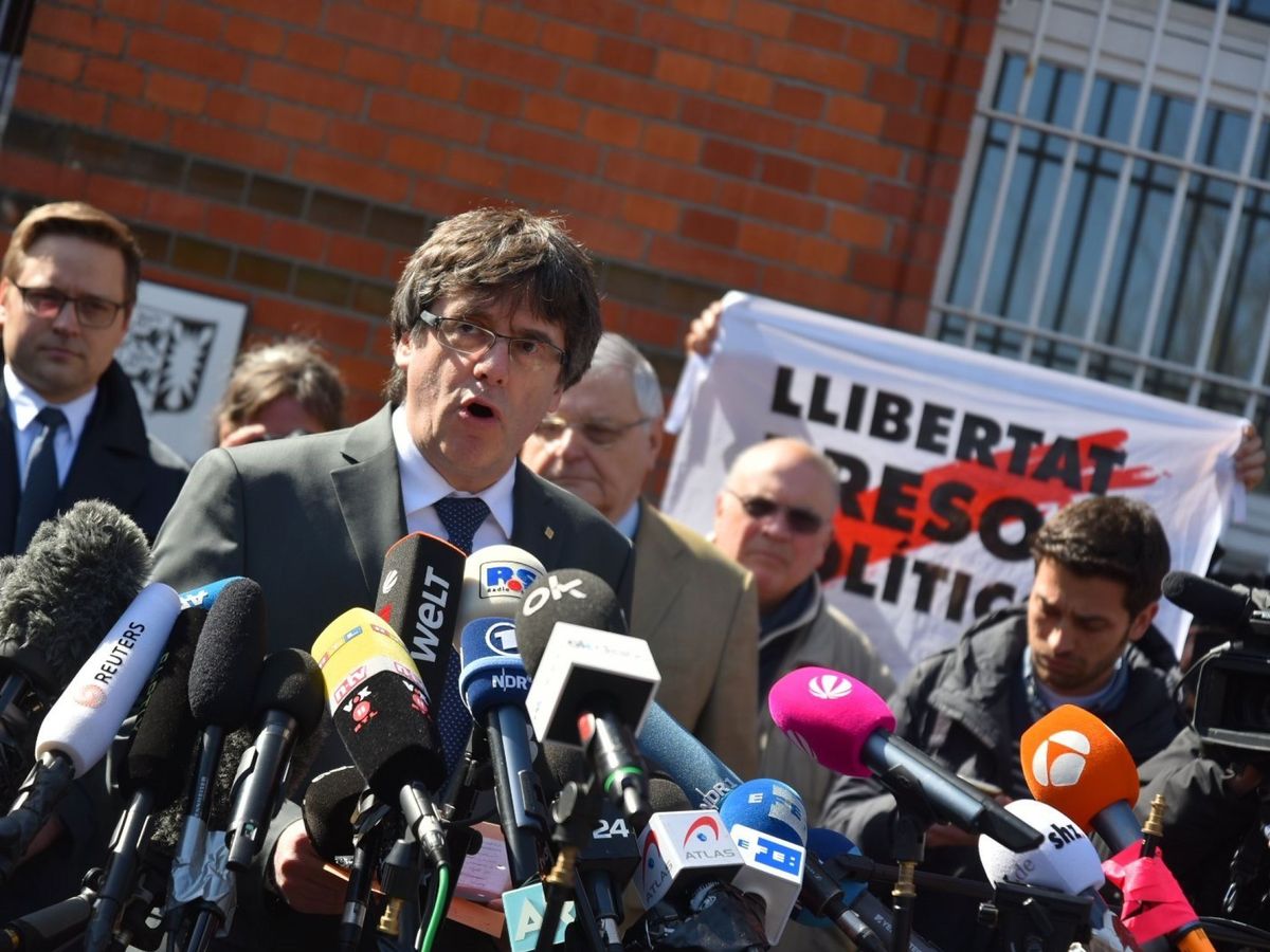 Foto: El expresidente de la Generalitat de Cataluña Carles Puigdemont se dirige a los medios tras abandonar la cárcel de Neumünster en Alemania. (EFE)