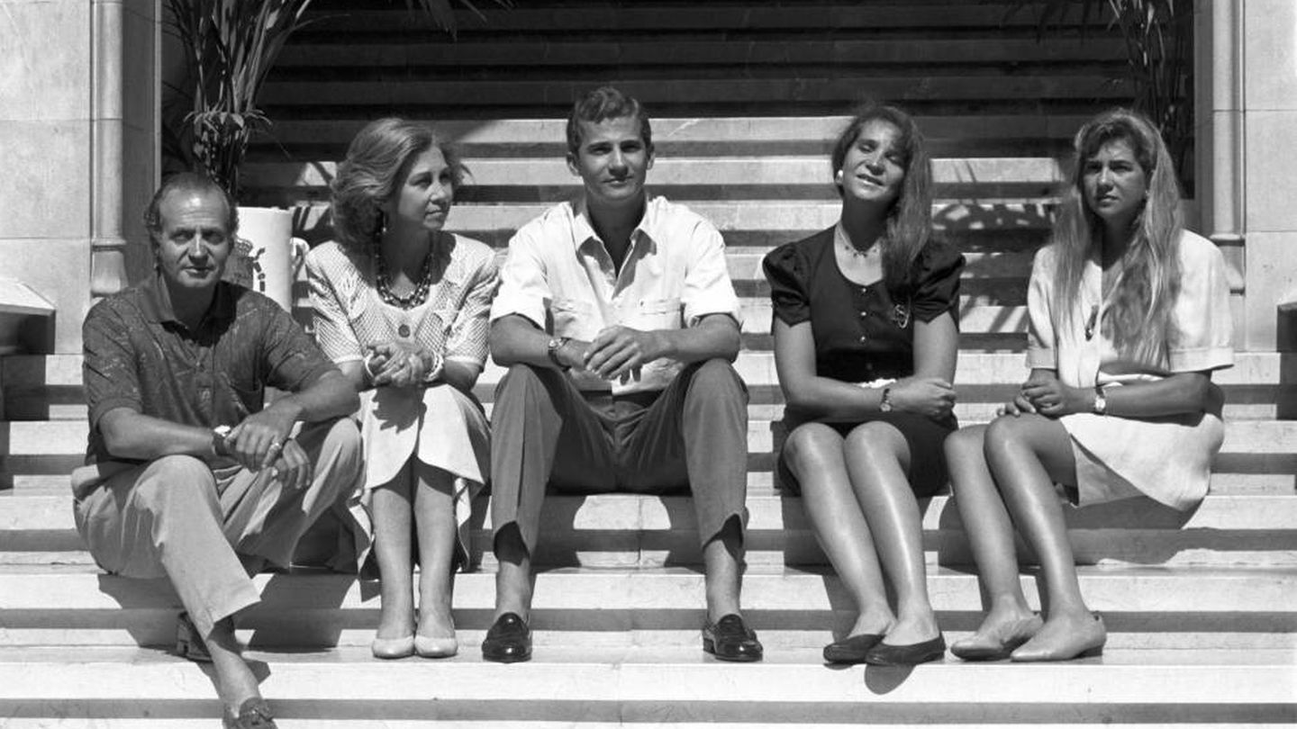 Los reyes Juan Carlos y Sofía, con sus hijos en Mallorca, cuando pasaban el verano todos juntos. (EFE)