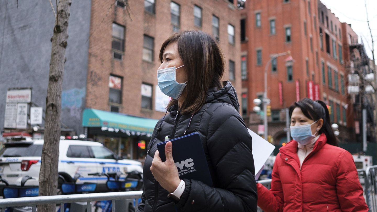 Dos mujeres pasean con mascarillas por Chinatown, barrio de Nueva York. (Reuters)