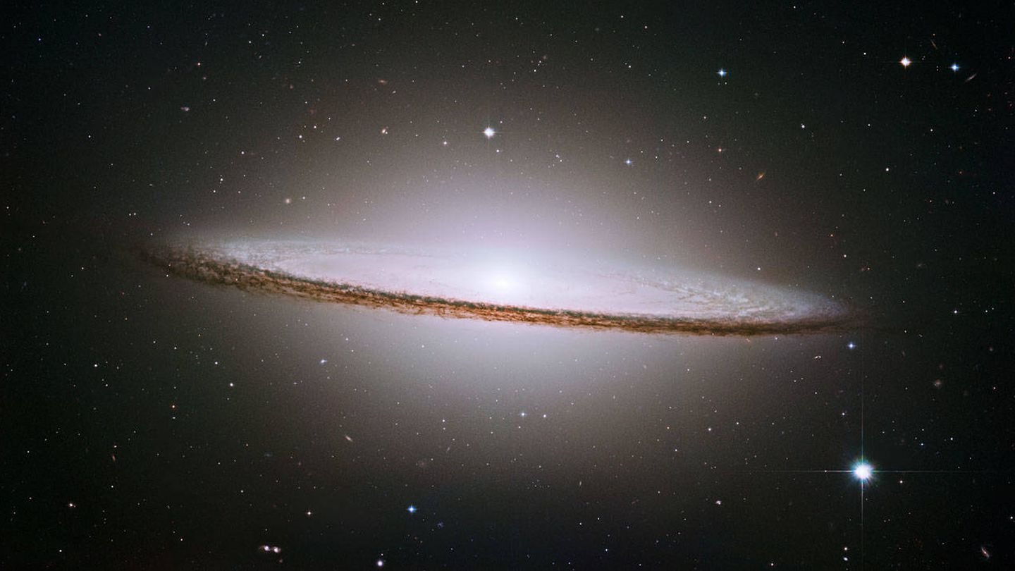 La preciosa galaxia del sombrero contiene el equivalente de 800 mil millones de Soles. Distancia aproximada: 30 millones de años luz.