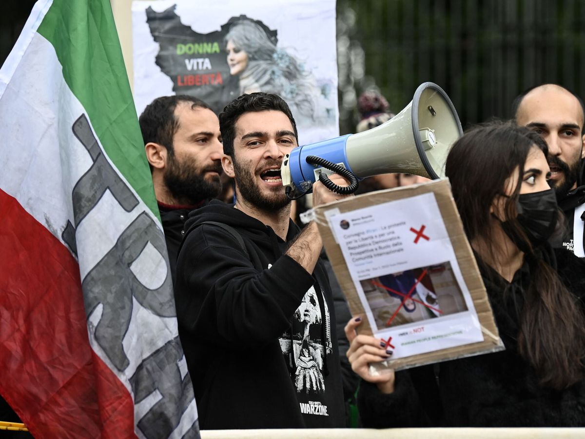 Foto: Protestas frente a la Embajada de Irán en Roma. (EFE/EPA/Riccardo Antimiani)