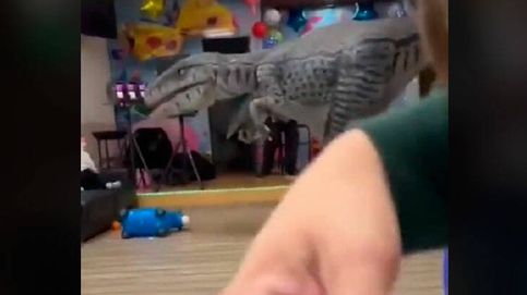 Contratan a un dinosaurio para una fiesta de cumpleaños pero acaba aterrorizando a los niños