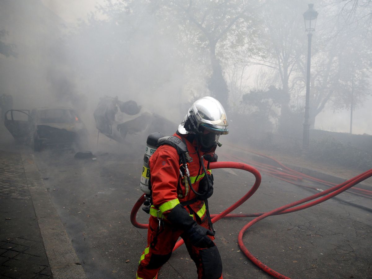 Foto: Un bombero en Francia en una fotografía de archivo. (Reuters/Stephane Mahe)