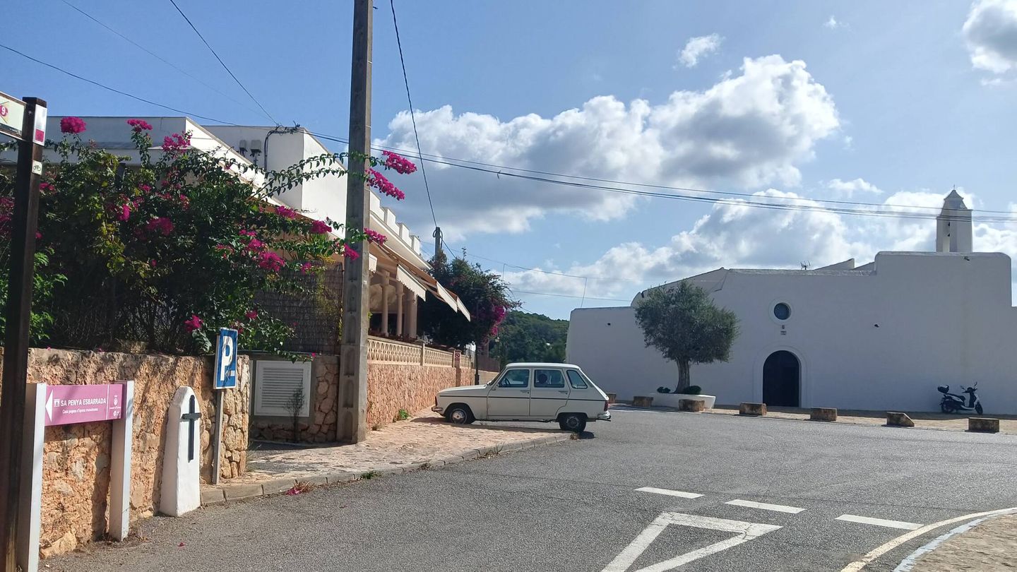 Santa Agnès, con su iglesia al fondo y el bar-tienda con un coche aparcado en la puerta.