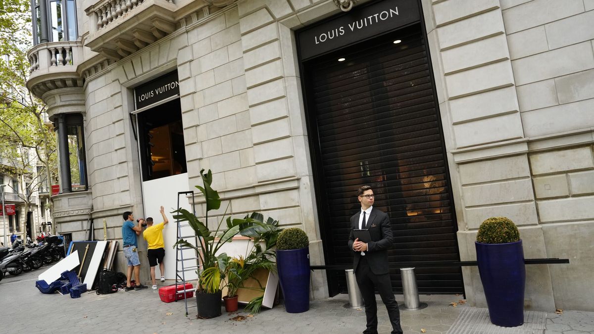 Roban en la tienda de Louis Vuitton de paseo de Gràcia de Barcelona estampando un coche