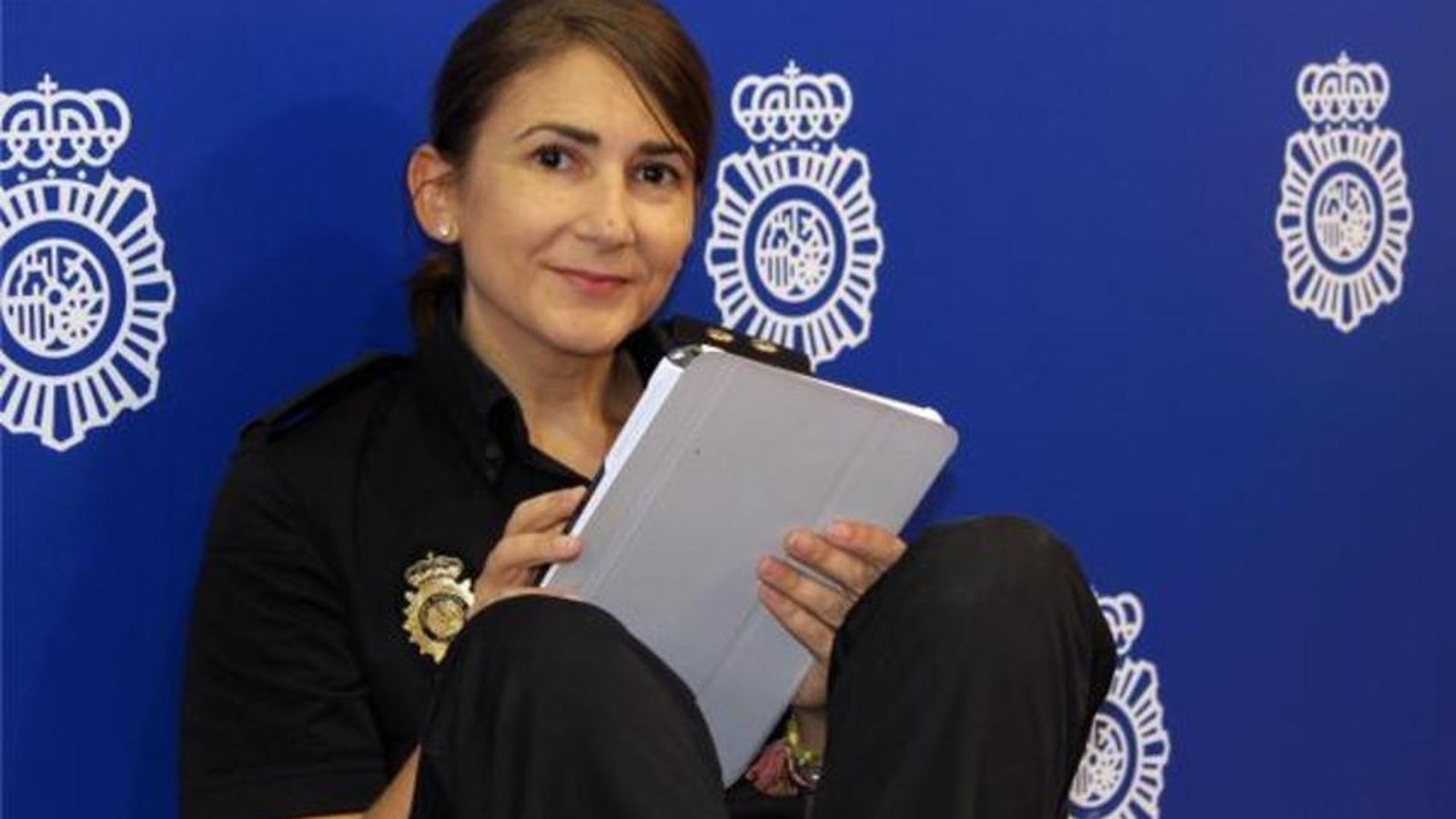Foto: Carolina González, nueva 'community manager' de la Policía (Vía: @policia)