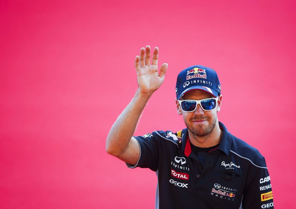 Foto: Sebastian Vettel saluda a los fotógrafos antes de firmar autógrafos en el circuito de Suzuka. (EFE)