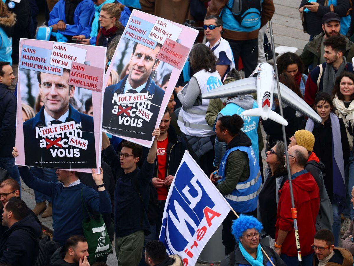Foto: Varios manifestantes sostienen pancartas con un retrato del presidente francés, Emmanuel Macron, durante una manifestación contra la reforma de las pensiones del Gobierno francés. (Reuters/Yves Herman)
