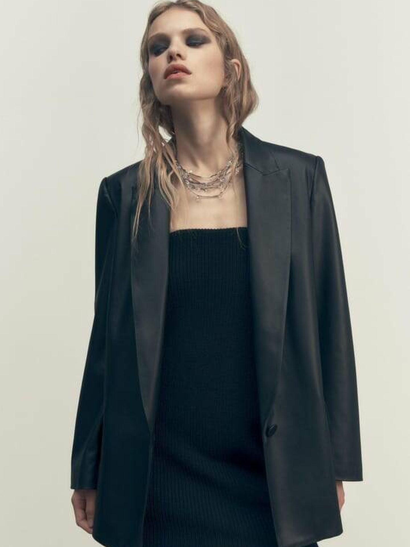 La blazer de cuero de Zara con la que sumar tendencia a tu estilo. (Cortesía)