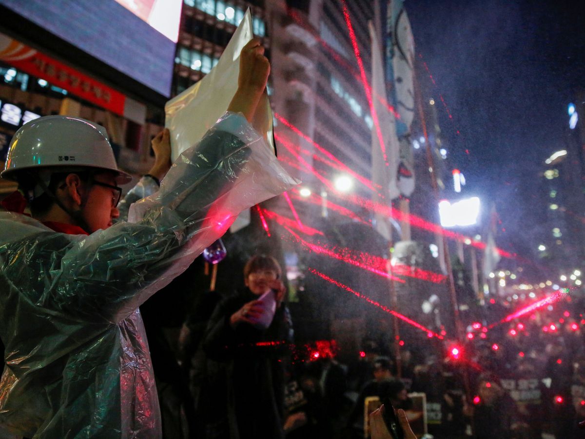 Foto: Manifestantes en Hong Kong usan luz láser. (Reuters)