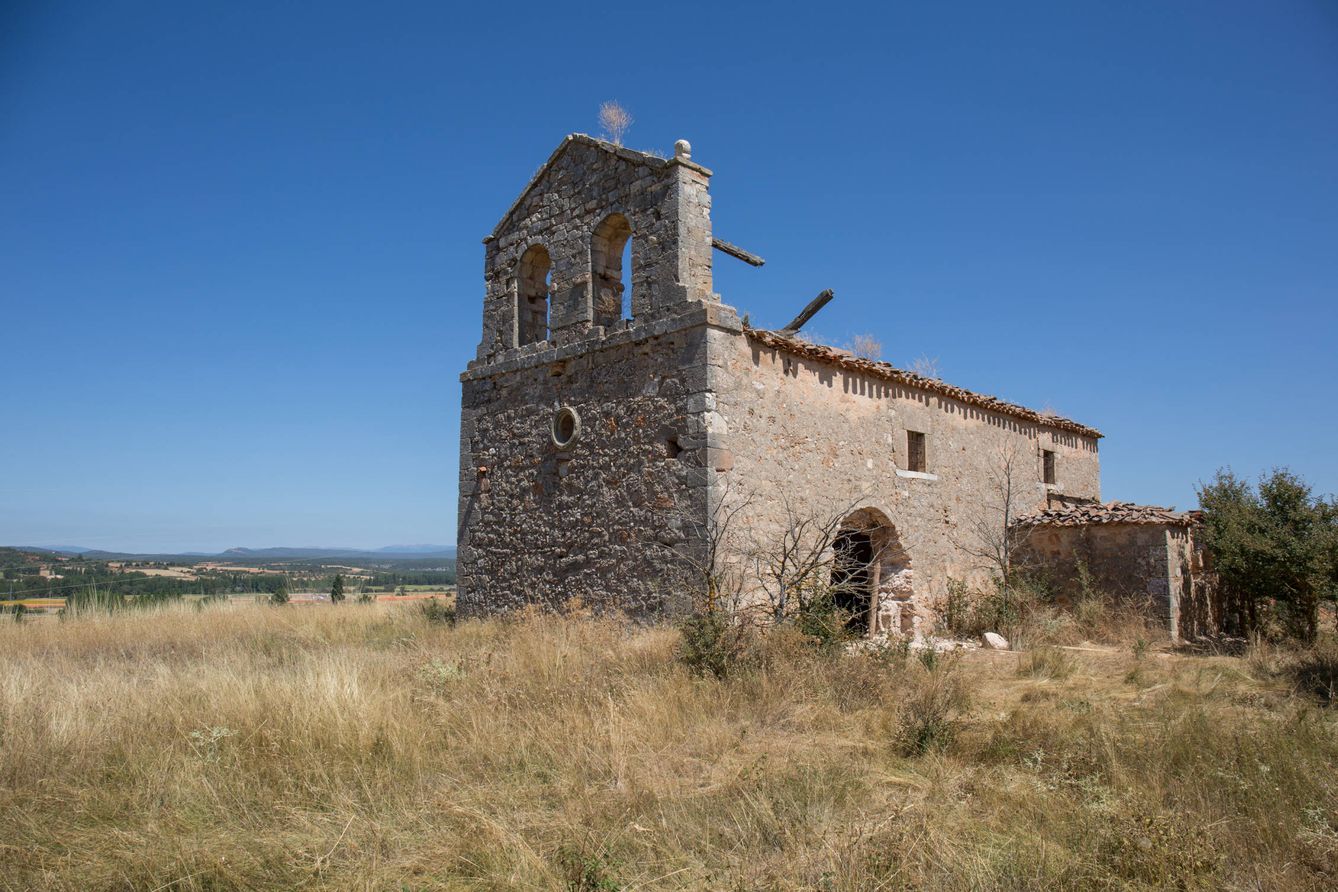 Iglesia de La Mercadera, ya sin pórtico y sin cruz en la espadaña. (D.B.)