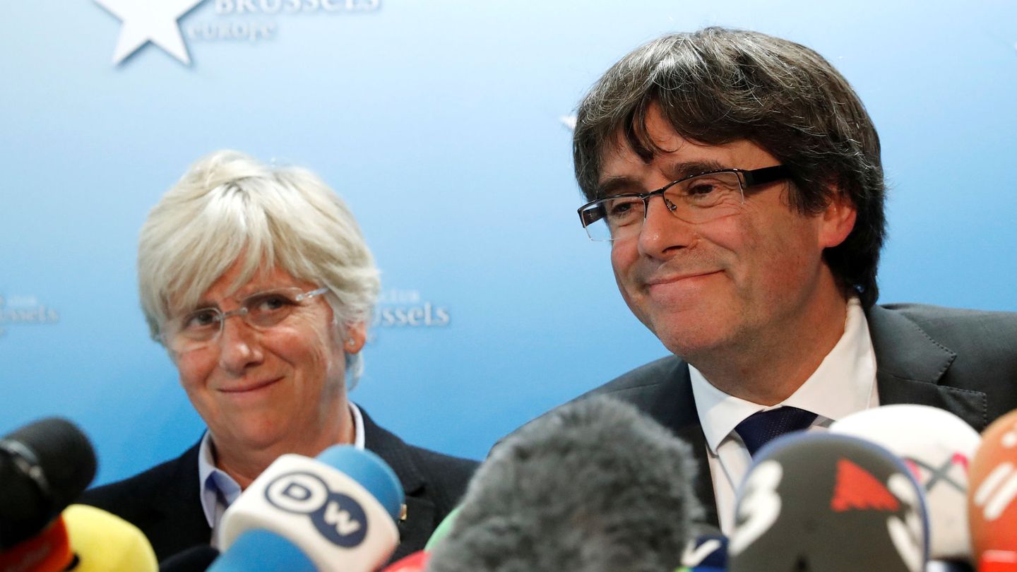 Clara Ponsatí y Carles Puigdemont. (Reuters)