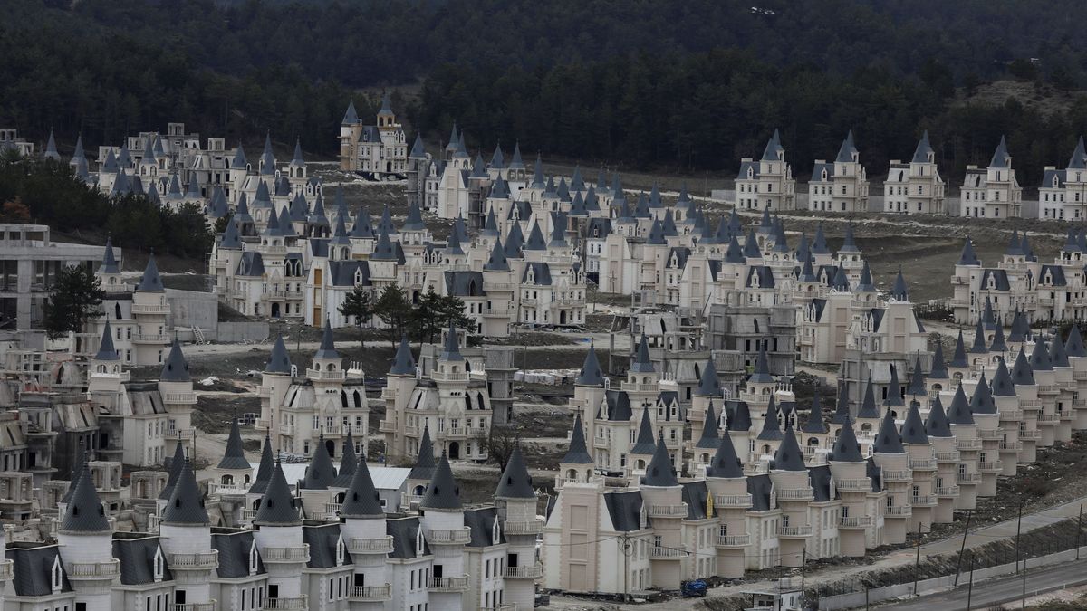 Descubre el fascinante pueblo fantasma de Turquía que está lleno de castillos Disney