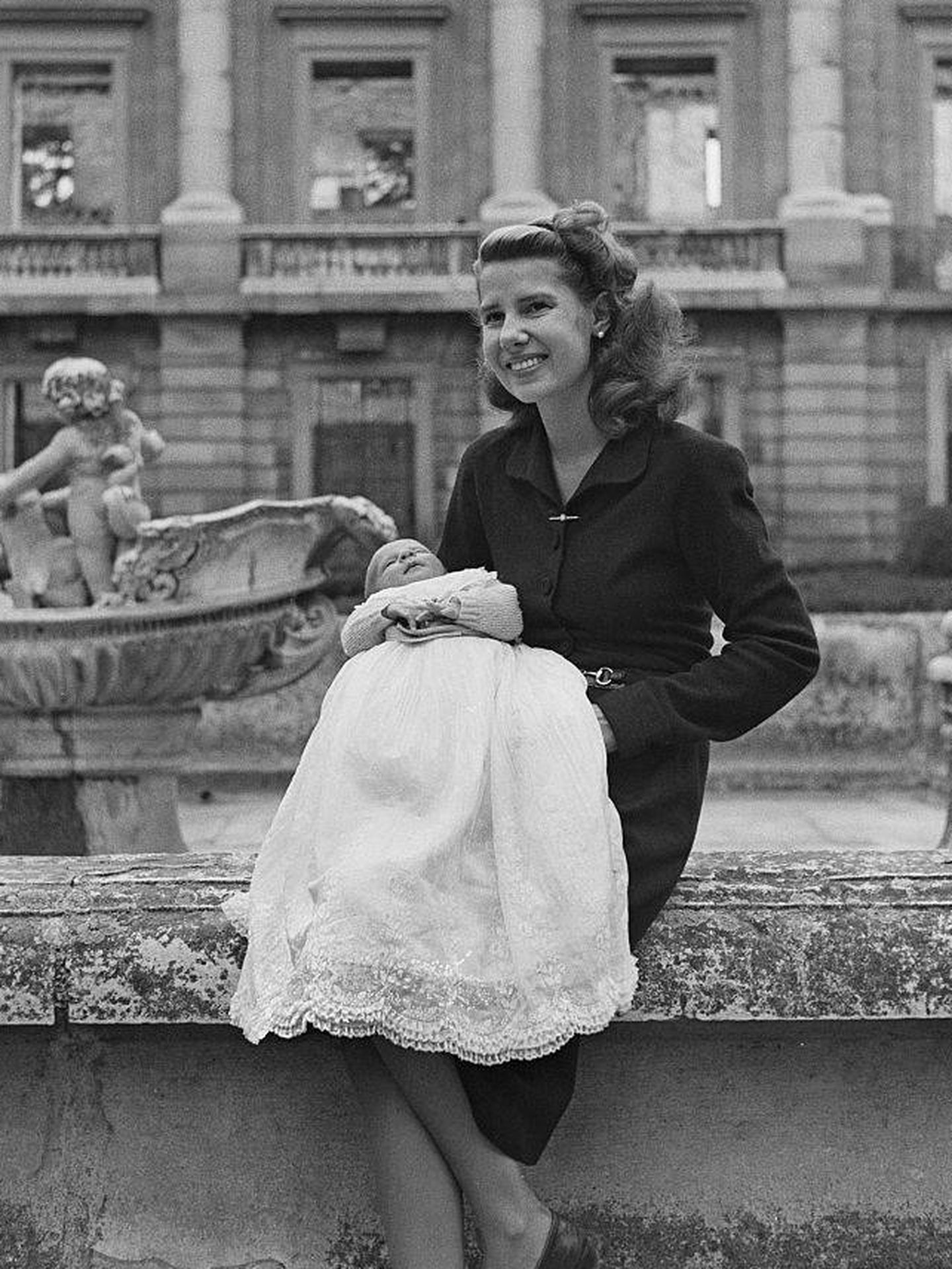 La duquesa con su primer hijo, en 1948. (Getty)