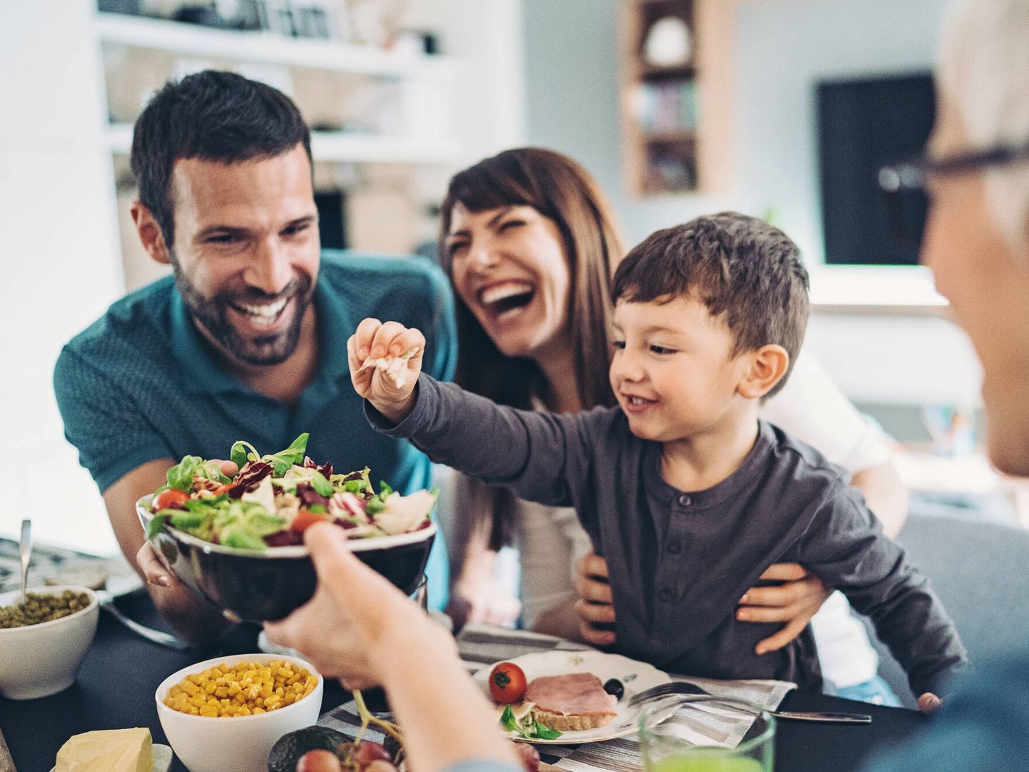 Comer en familia alimentos saludables es la base de una buena educación nutricional.