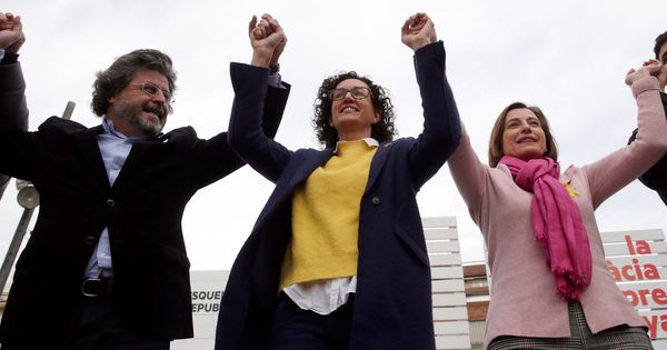 Foto: Toni Castellá (i), Marta Rovira (c) y Carme Forcadell (d) en el acto electoral celebrado en Badalona (Barcelona). (EFE)
