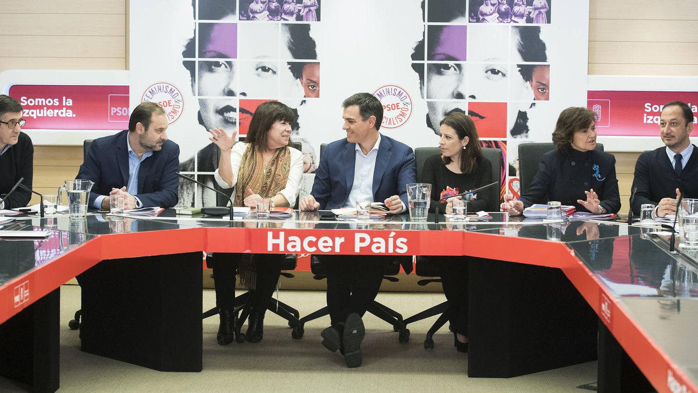 Pedro Sánchez, flanqueado por Cristina Narbona y Adriana Lastra, durante la reunión de la comisión permanente de su ejecutiva federal, este 5 de marzo en Ferraz. (Borja Puig | PSOE)