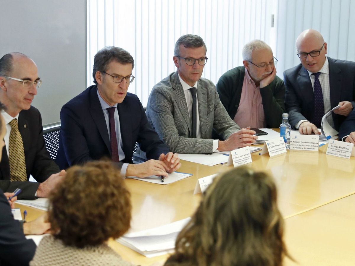 Foto: El presidente de la Xunta de Galicia, Alberto Núñez Feijóo (2i), preside este martes la Comisión Interdepartamental para el seguimiento del Covid-19. (EFE)